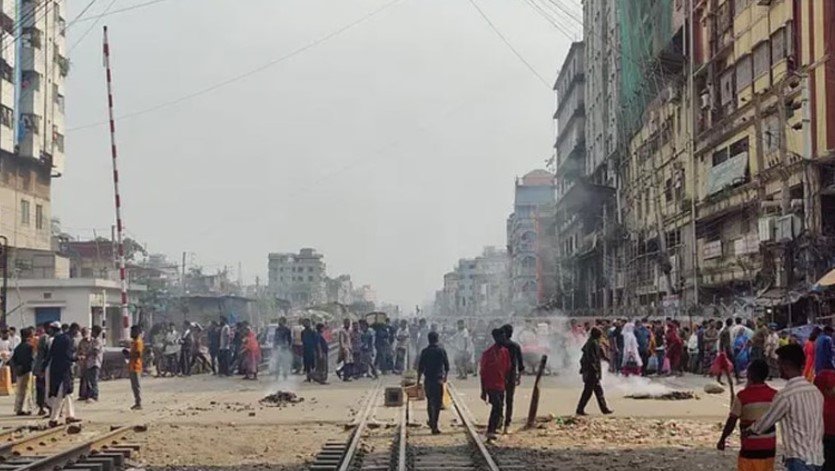 জুরাইনে অটোরিকশা চালকদের বিক্ষোভ, ট্রেন চলাচল বন্ধ